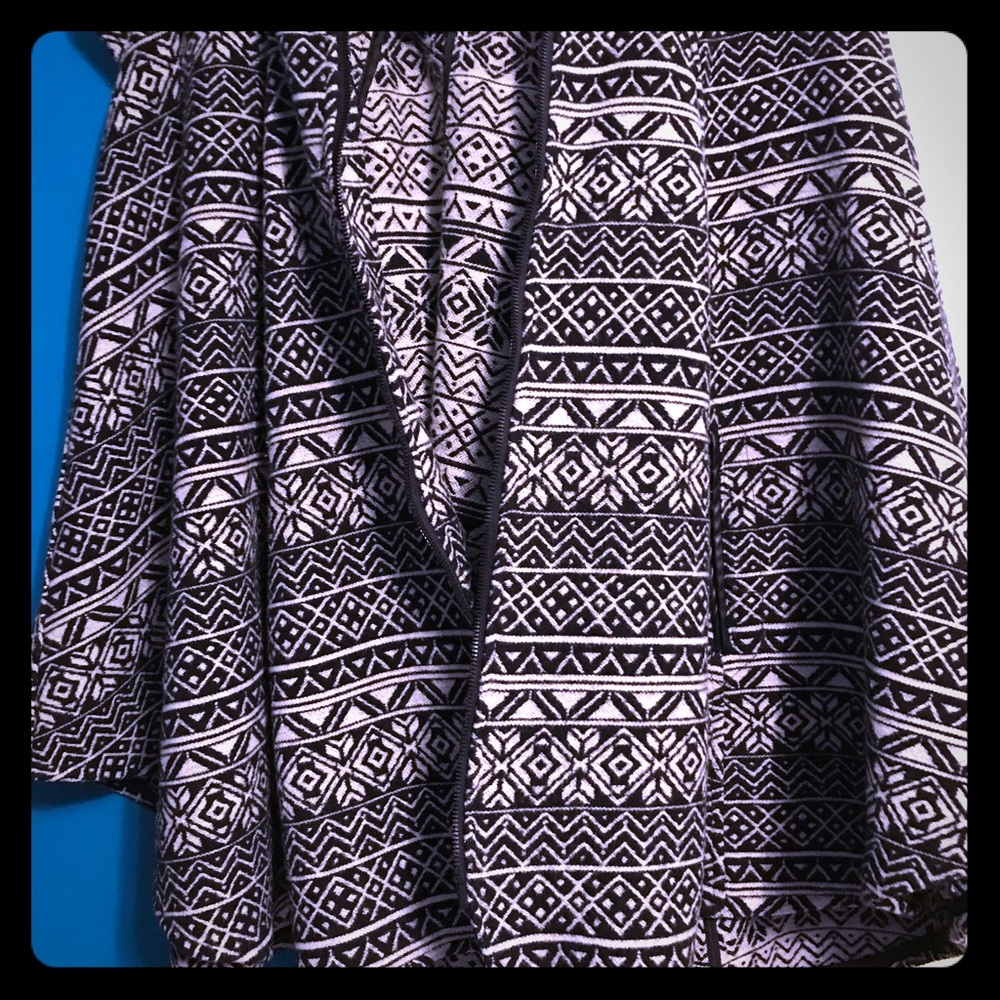 One size fits all tribal printed cape.